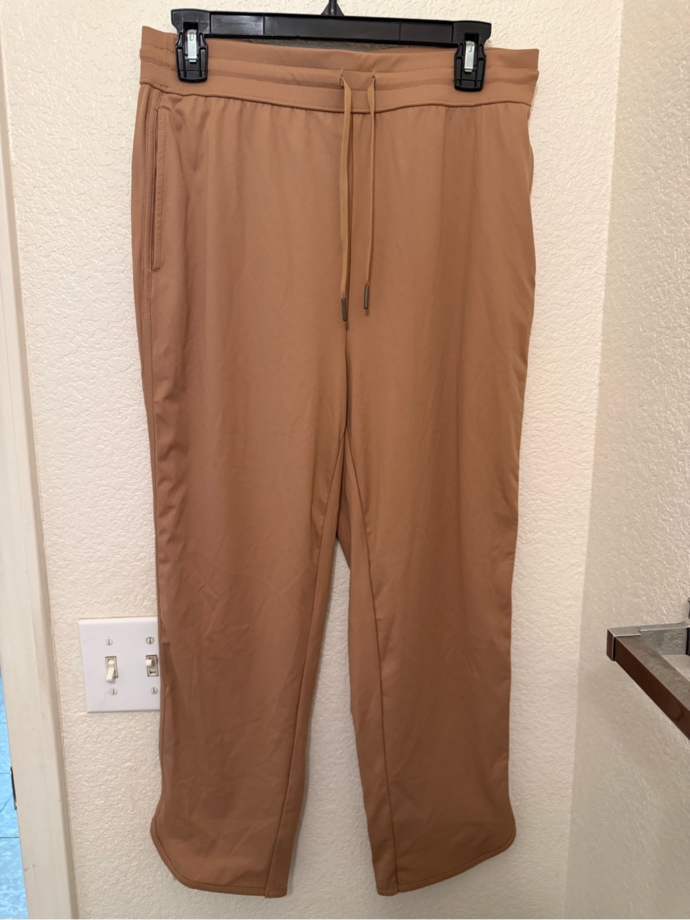 HALARA Drawstring pants in Camel Brown